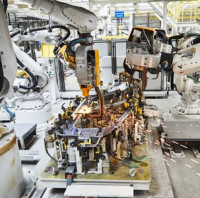 Automobilky vozí tuny kovu jen proto, aby se jim lépe balilo. Startup z Liberecka ukazuje, že to jde i bez něj